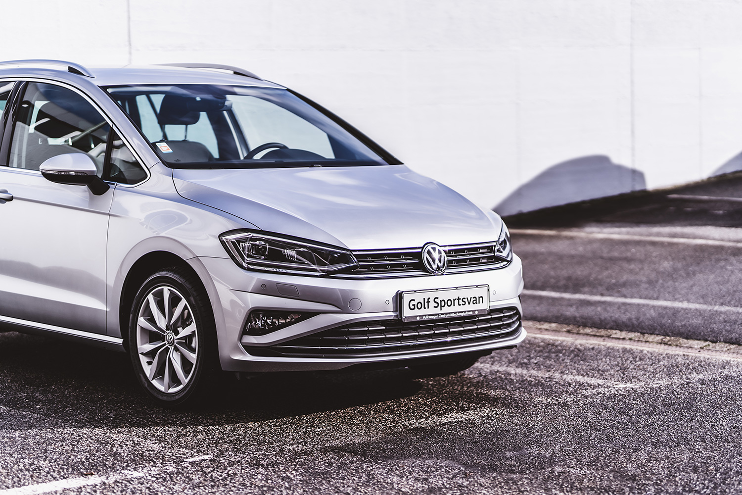Kabelloses Laden für den VW Golf Sportsvan - einfach nachrüsten
